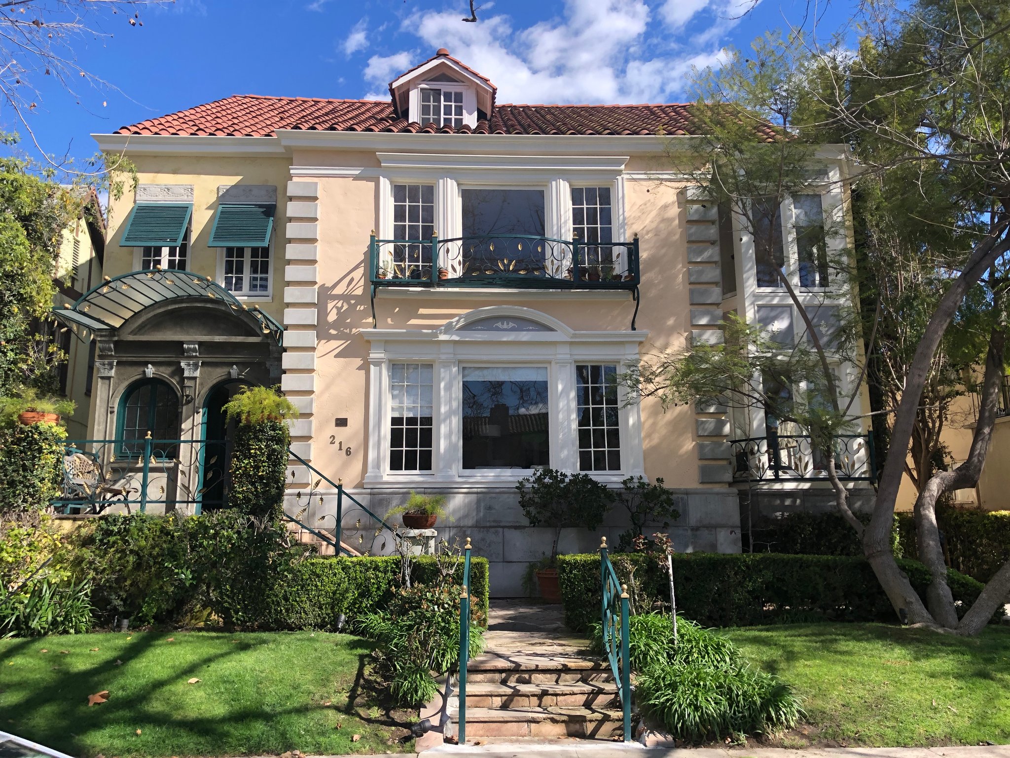 Los Angeles Apartment: 216 S Mansfield Ave