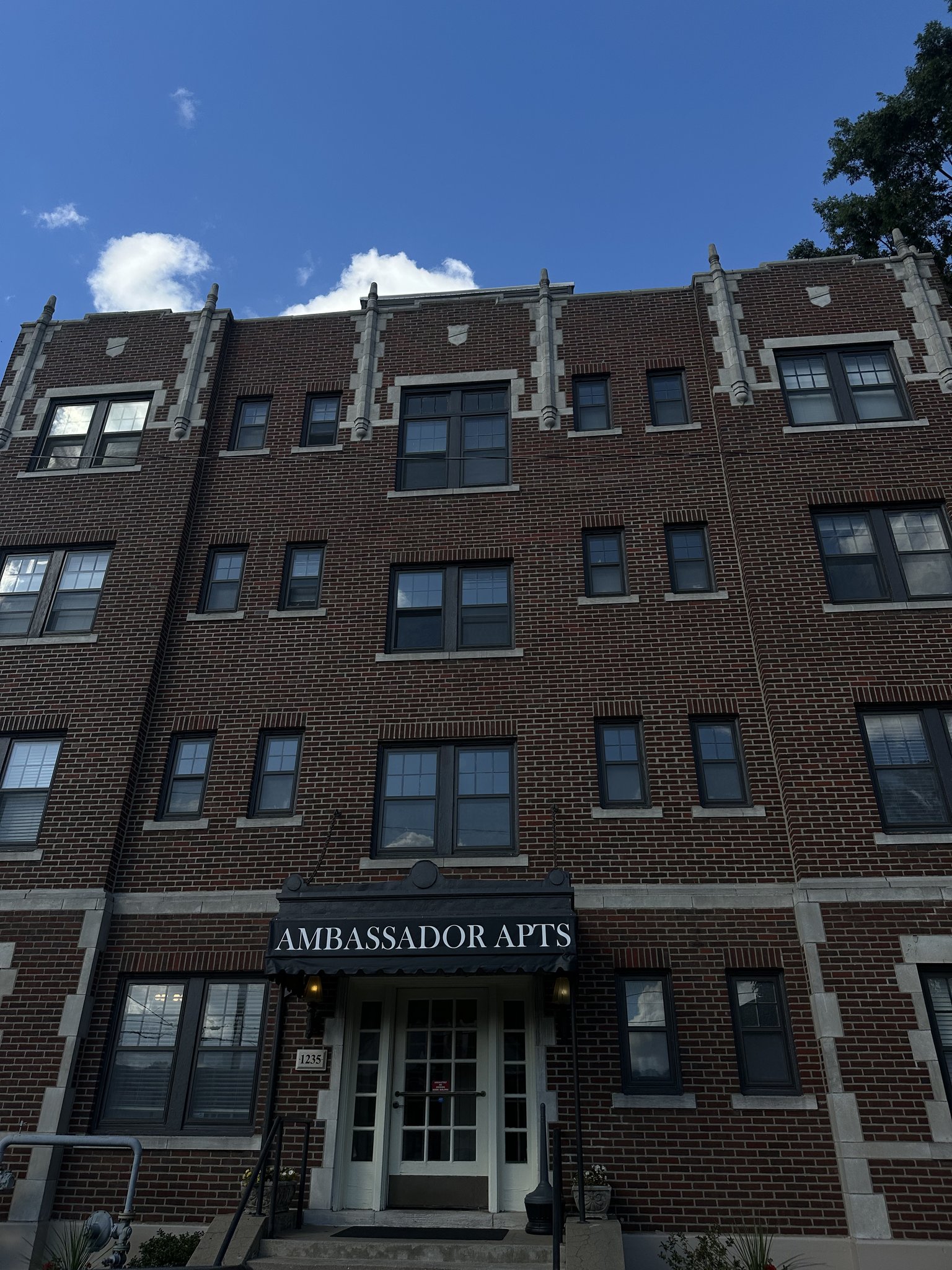 Springfield Apartment: 1235 E Elm St