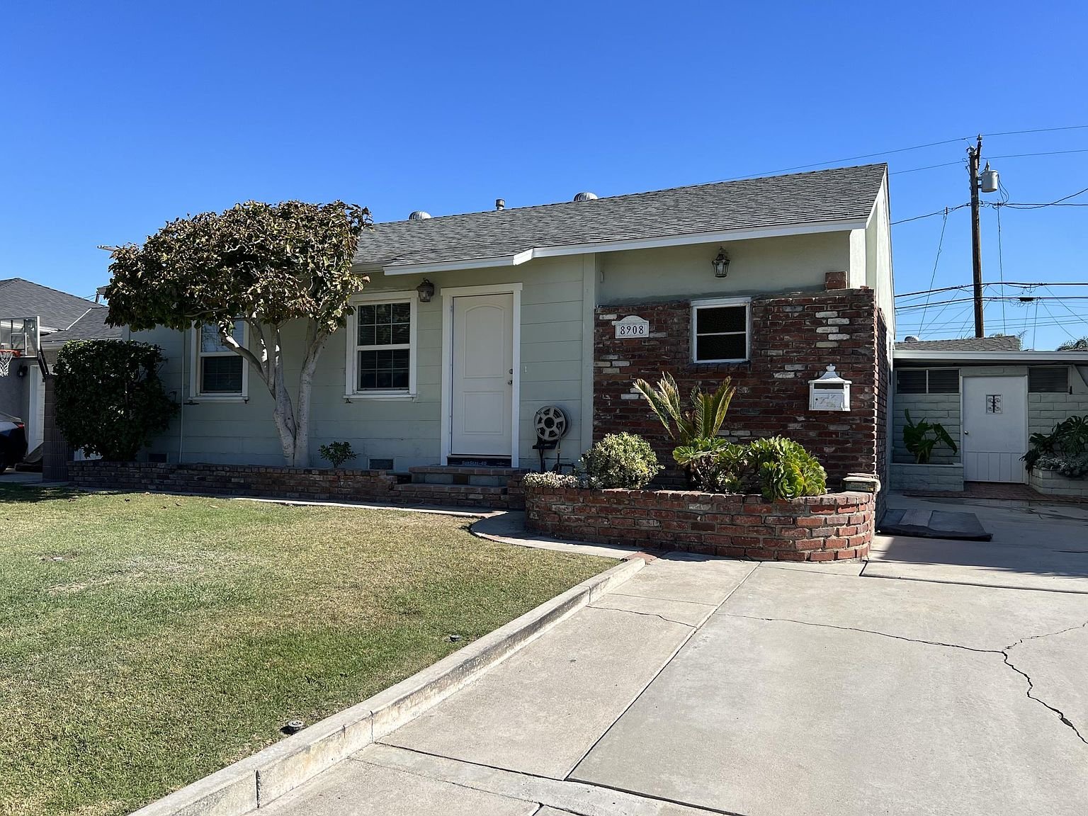 Downey House: 8908 Birchleaf Ave