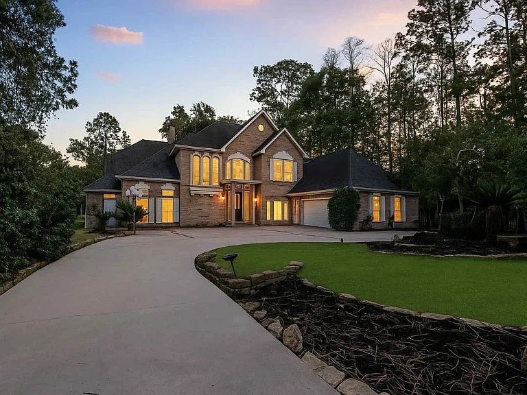 Montgomery House: 3230 Lake Island Dr
