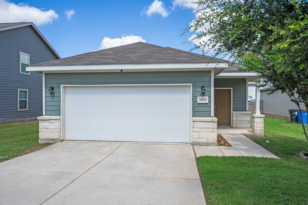 Seguin House: 2553 HIDDENBROOKE