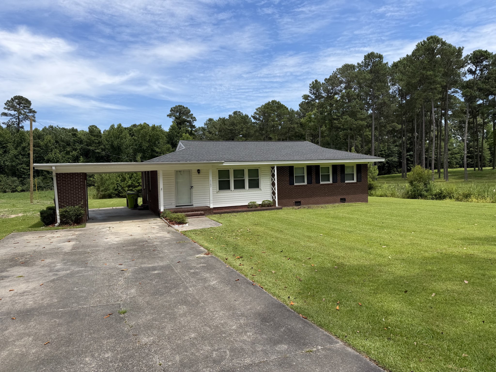 Whiteville House: 1102 Mary Ln