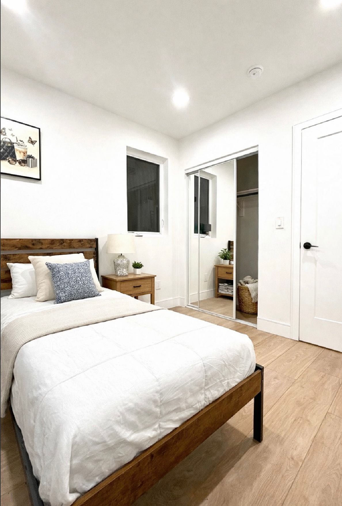 Los Angeles Single Room: 1615 2nd Ave