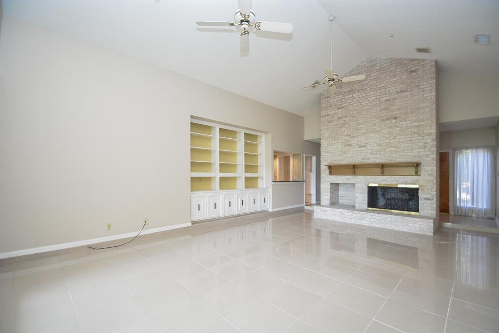 Sugar Land House: 26 Wellington Dr