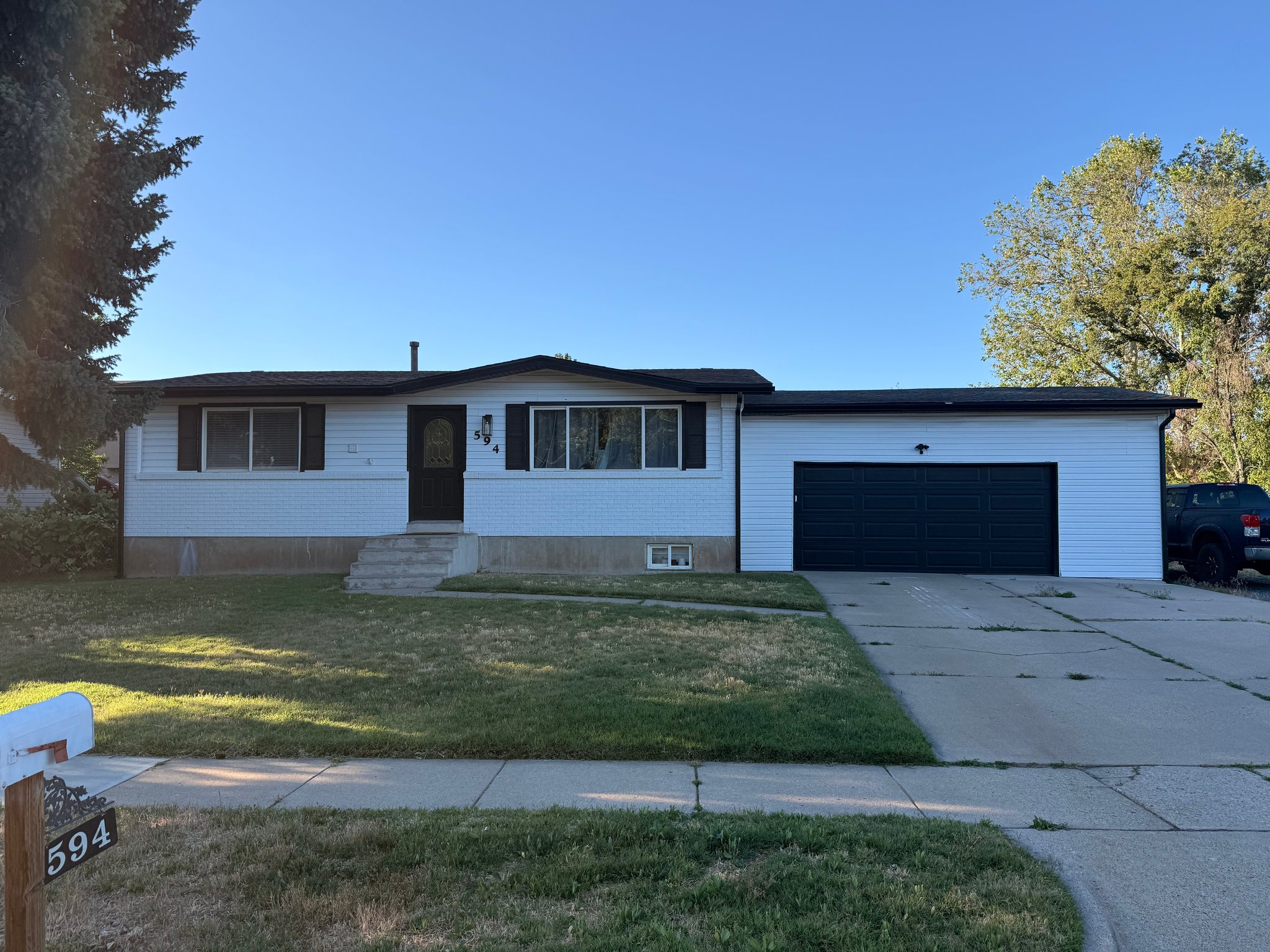 Clinton Apartment: 594 w 2200 n