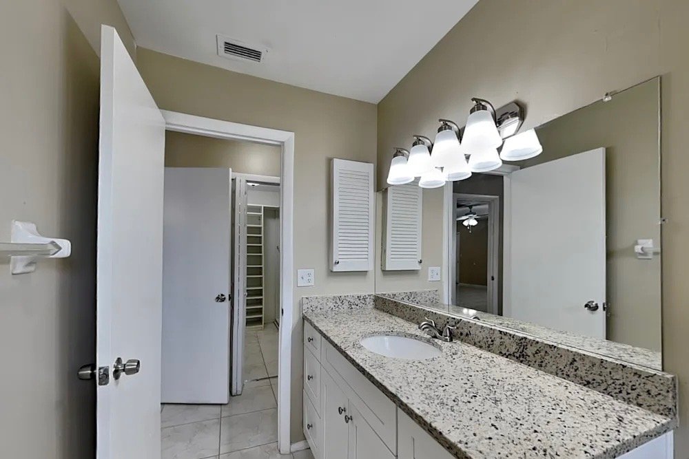 Sarasota House: 8926 Phyliss Ave