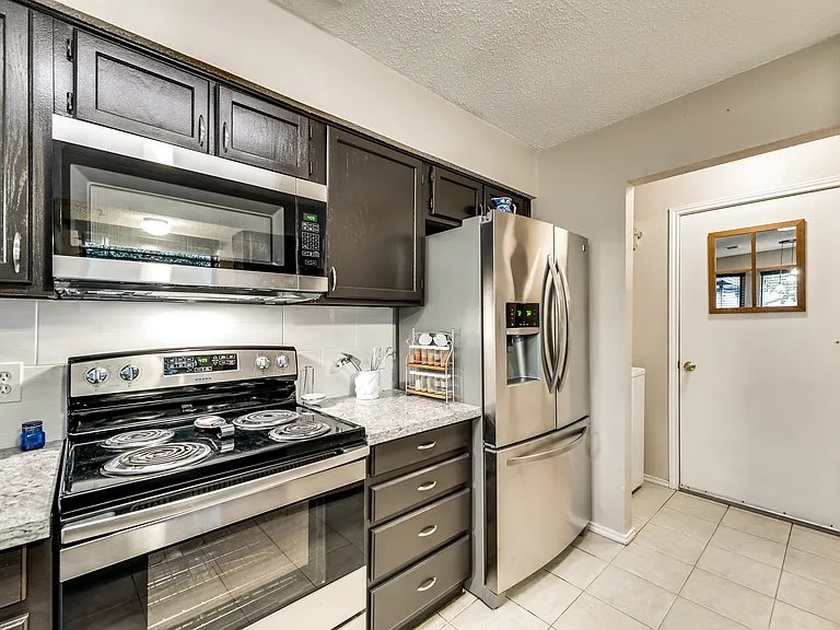Euless House: 515 Anice Ln