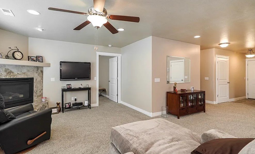Layton House: 790 E 200 S