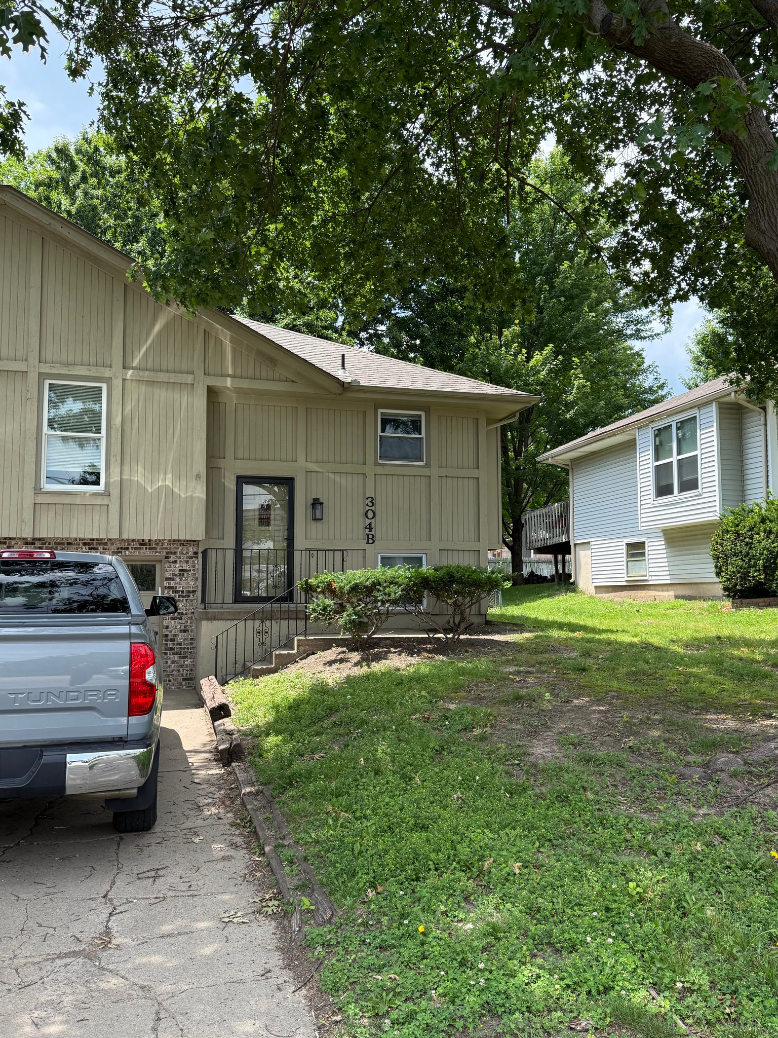 Lees Summit Townhome: 304 NE Independence Ave