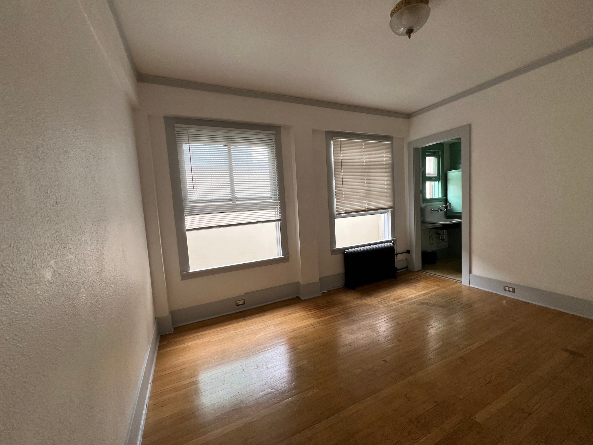 seattle Apartment: 1305 ne 45th st