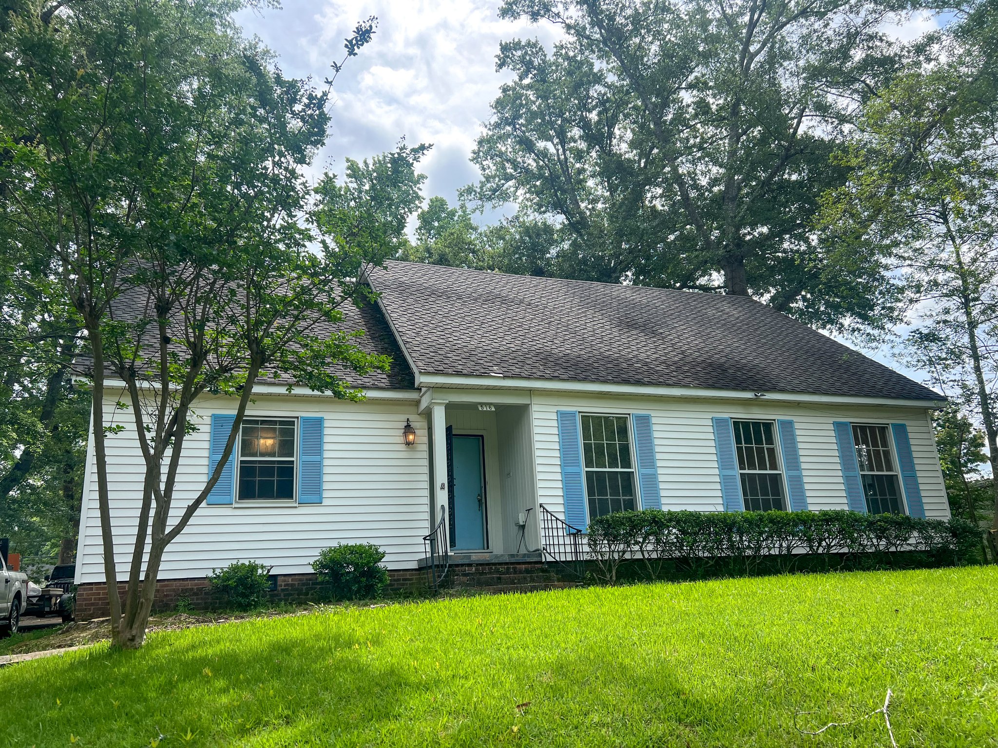 Tupelo House: 516 N Park St