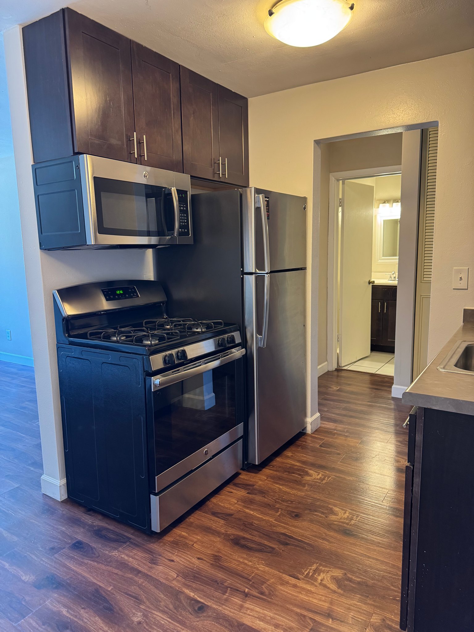 Milwaukee Apartment: 2131 N Summit Ave