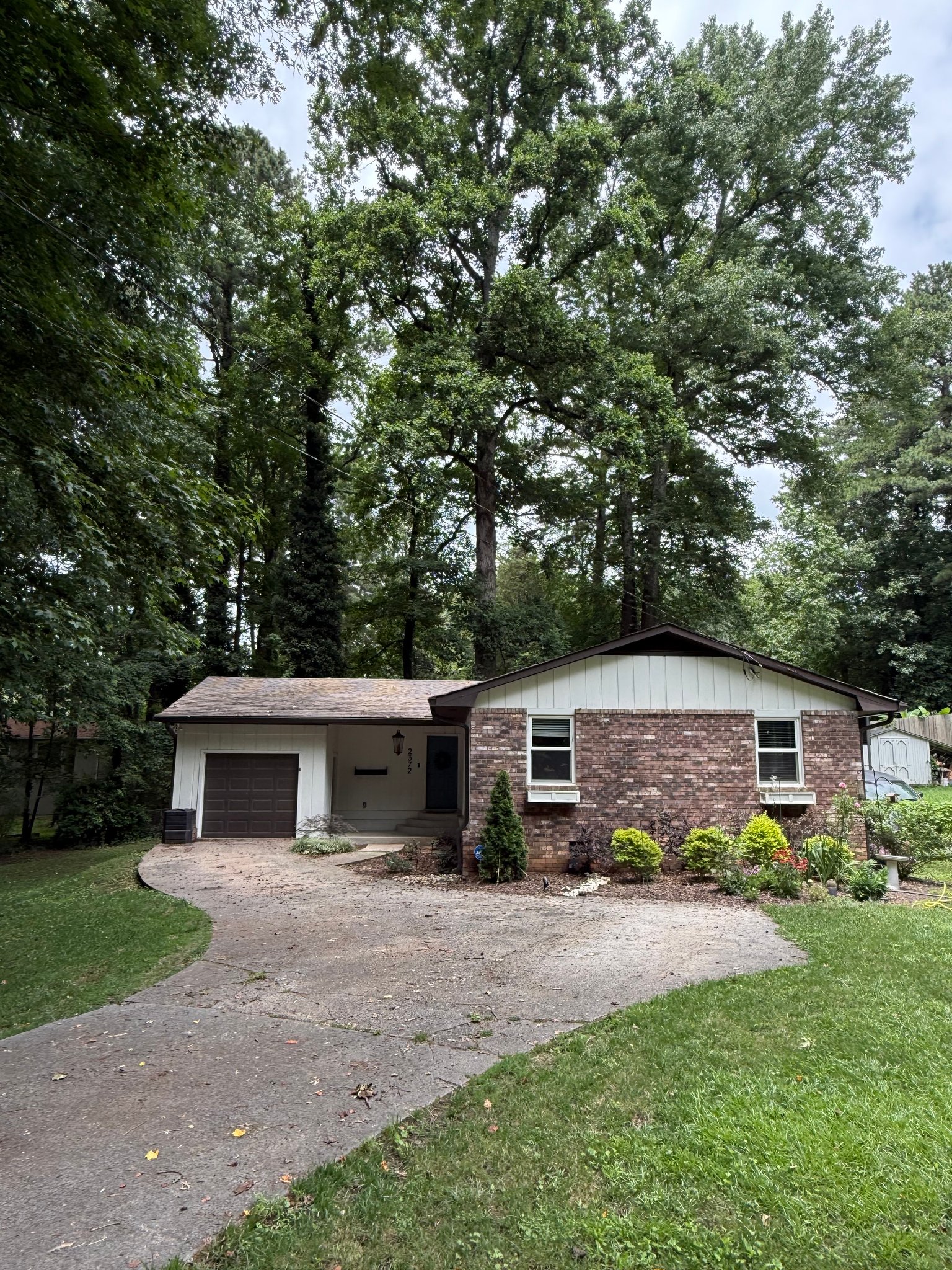 Kennesaw House: 2372 Lakewood Drive NW