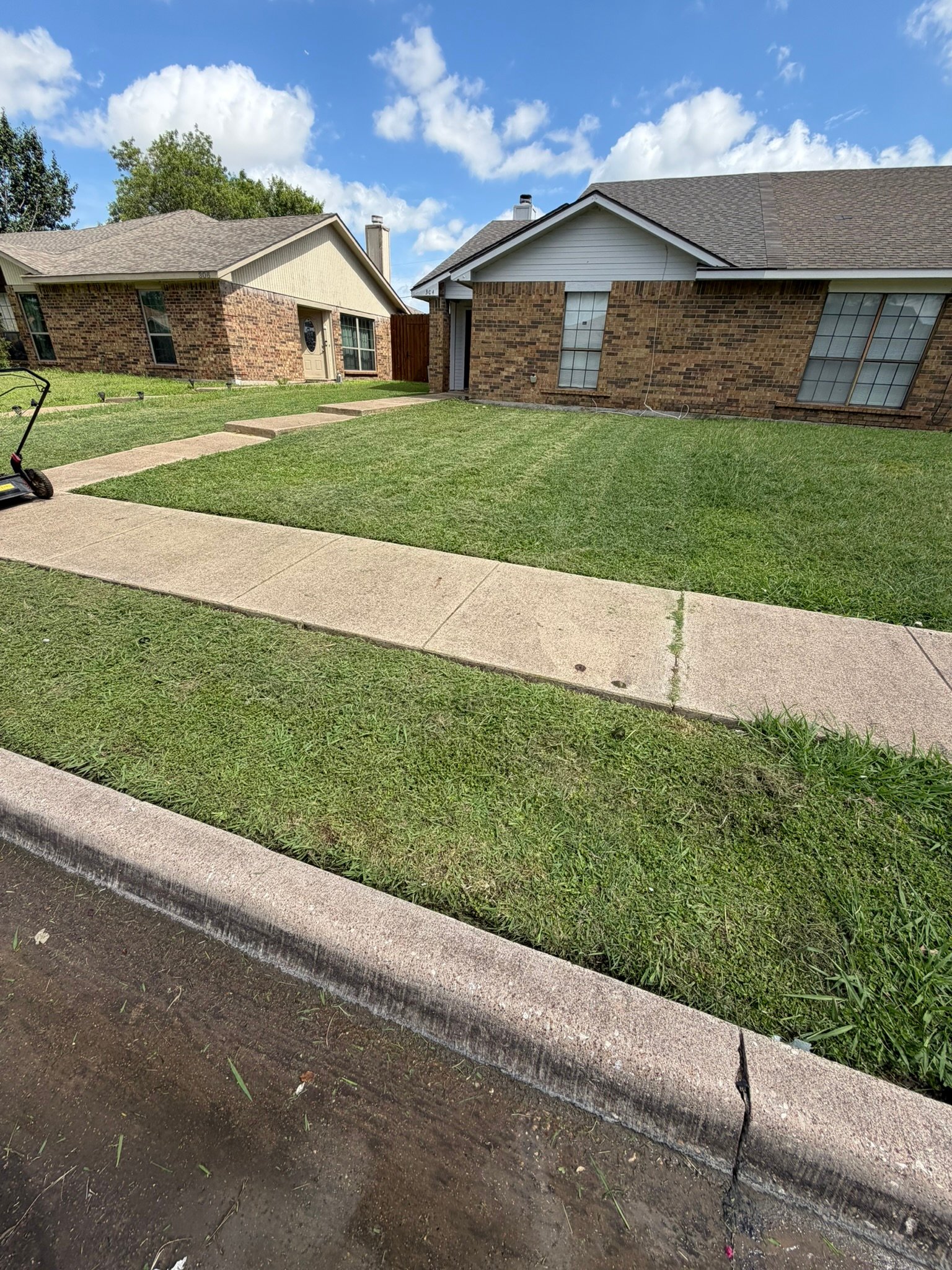 Grand Prairie House: 304 Gregory Lane