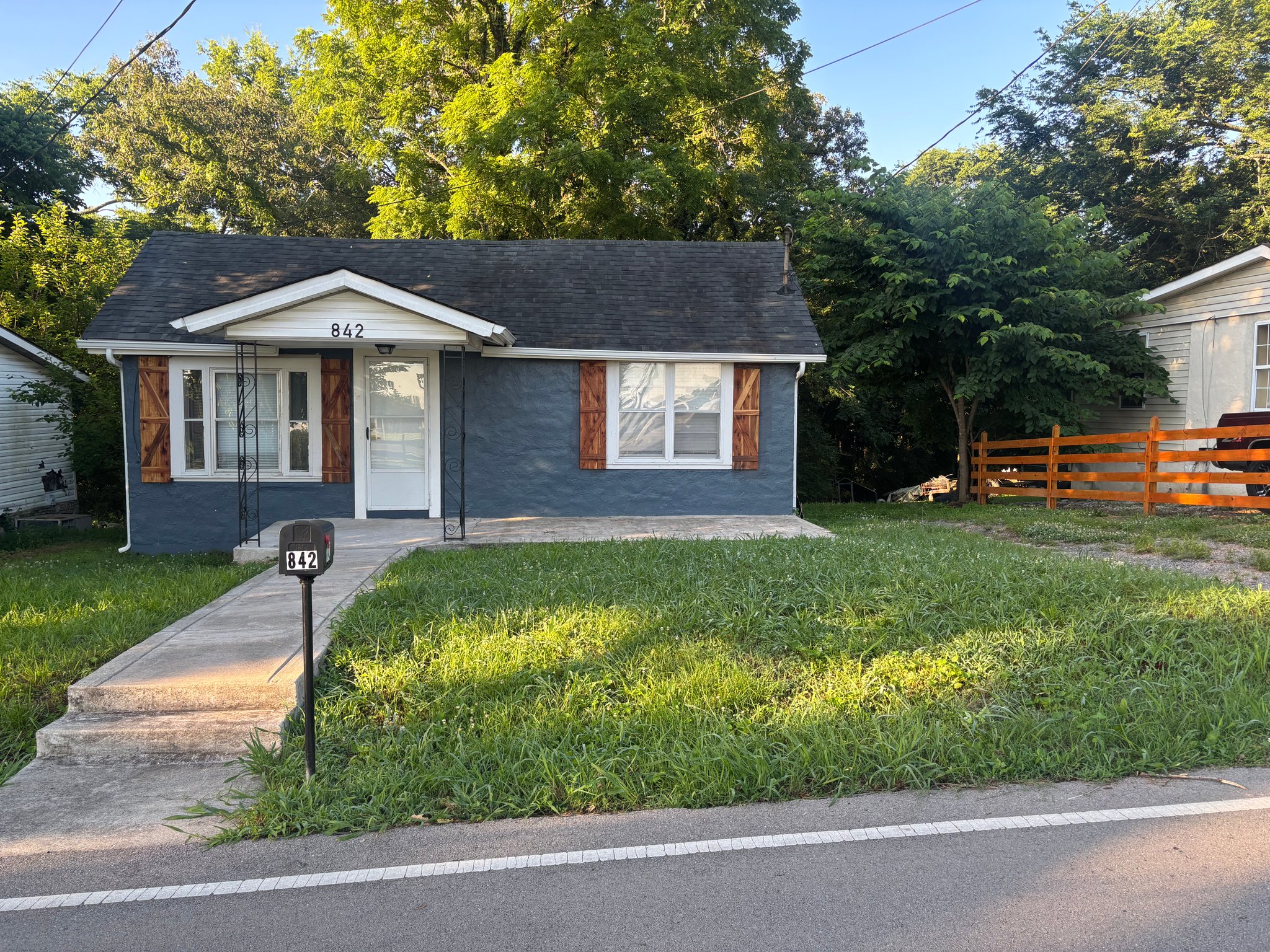 Columbia House: 842 Iron Bridge Rd