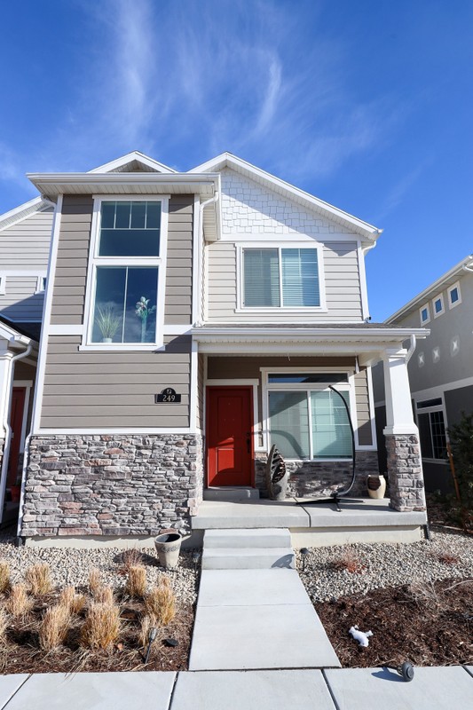 Saratoga Springs House: 249 S Meadowbrook Ct