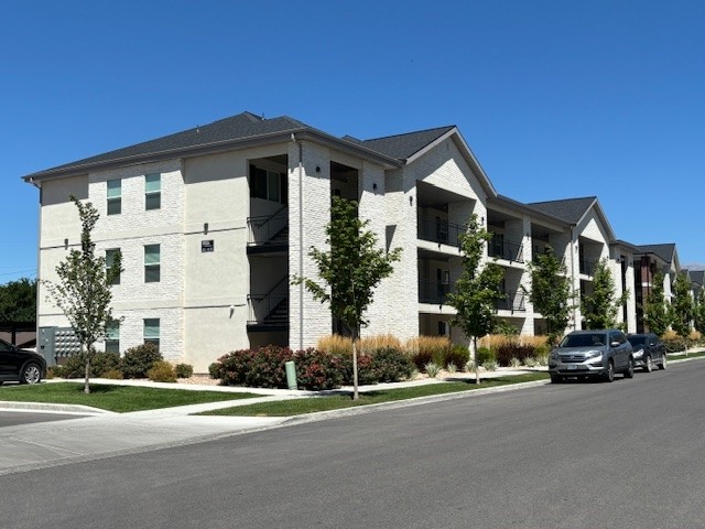 Springville Condo: 570 S Main St