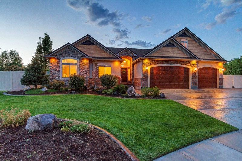 Herriman House: 13866 S Markham Peak Cir