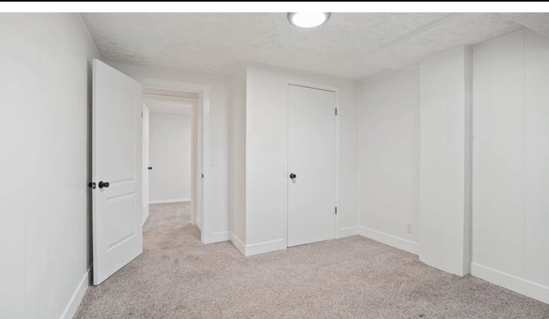 Sandy Single Room: 446 E Mountain View Dr