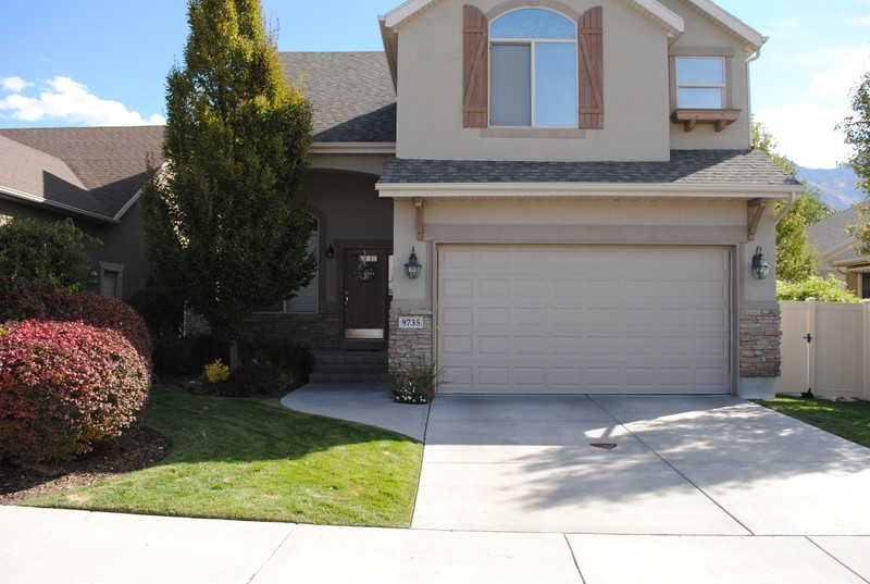 Sandy House: 9735 S Bluffside Dr
