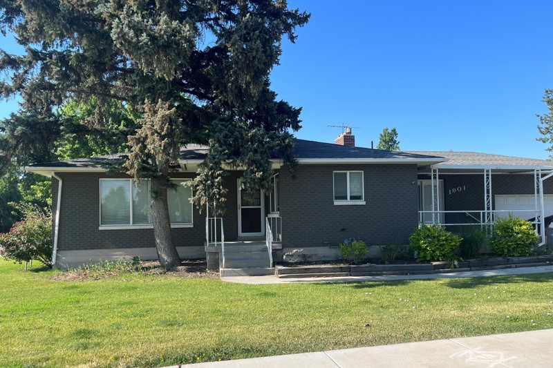 South Jordan House: 1901 W 11400 S