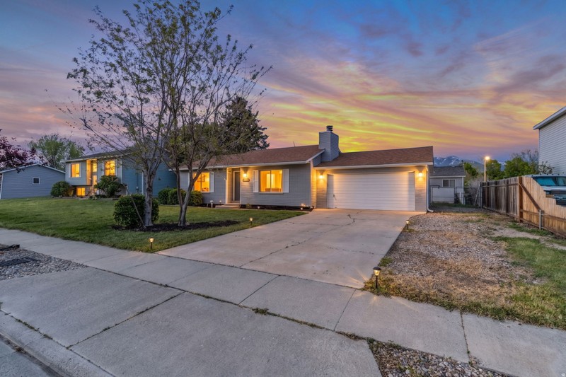 Riverton House: 12669 S Old Fort Dr