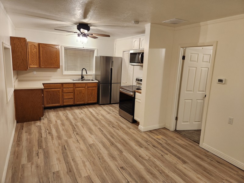Kaysville House: 960 S Main St