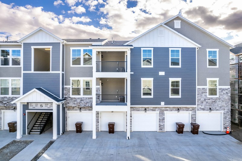 Vineyard Condo: 323 W 435 N