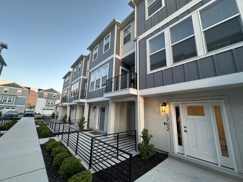 Pleasant Grove Townhome: 1762 W 220 S