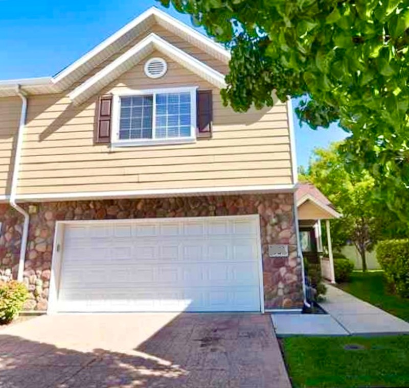 Sandy Townhome: 561 E Purple Lilac Ln