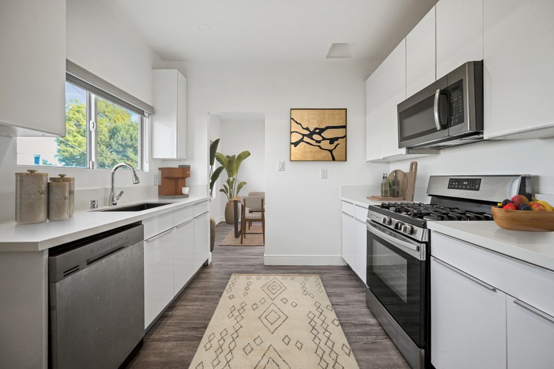 Los Angeles Apartment: 627 Brittania St