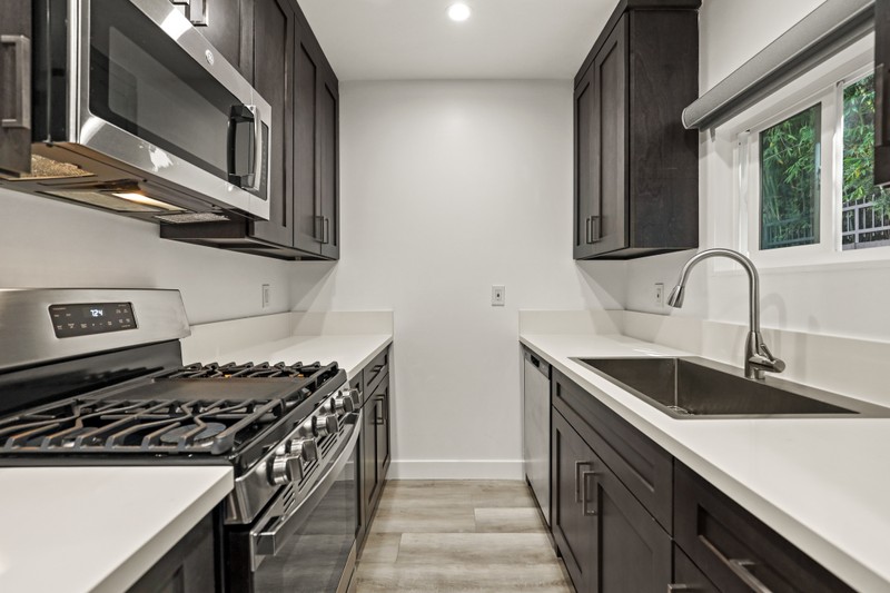 Los Angeles Apartment: 410 Lucas Ave