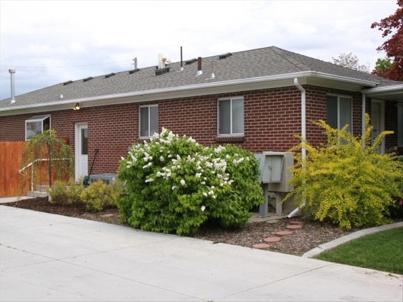 Salt Lake City House: 239 E Commonwealth Ave