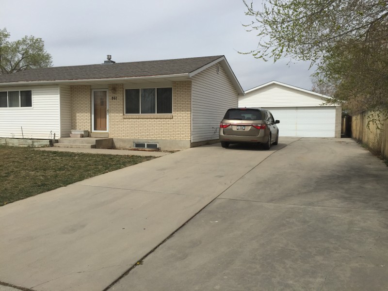 Sandy City House: 861 E. Daisy