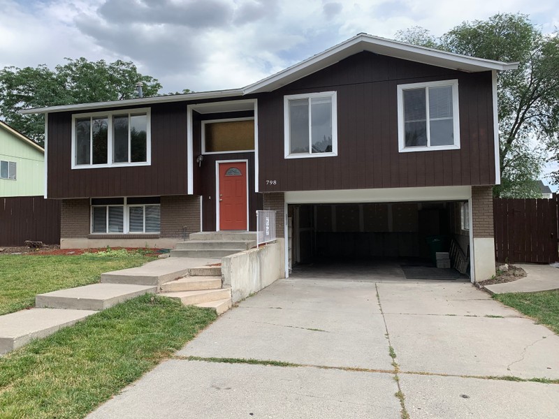 Sandy House: 798 E Scirlein Dr
