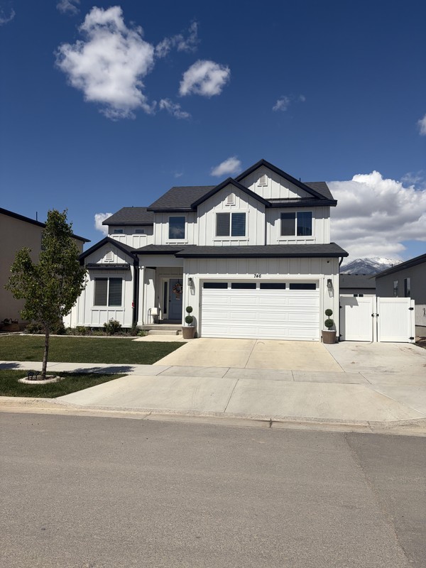 Mapleton House: 746 W Walnut Bark Ln