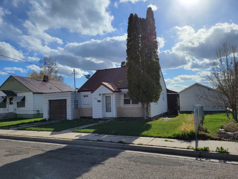Montpelier House: 229 S 8th St
