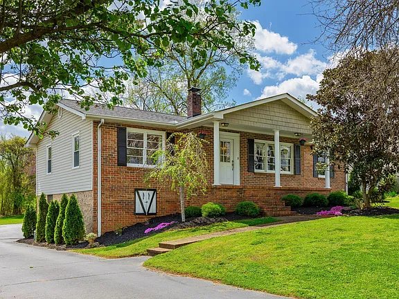 Hixon House: 2418 Crescent Club Dr