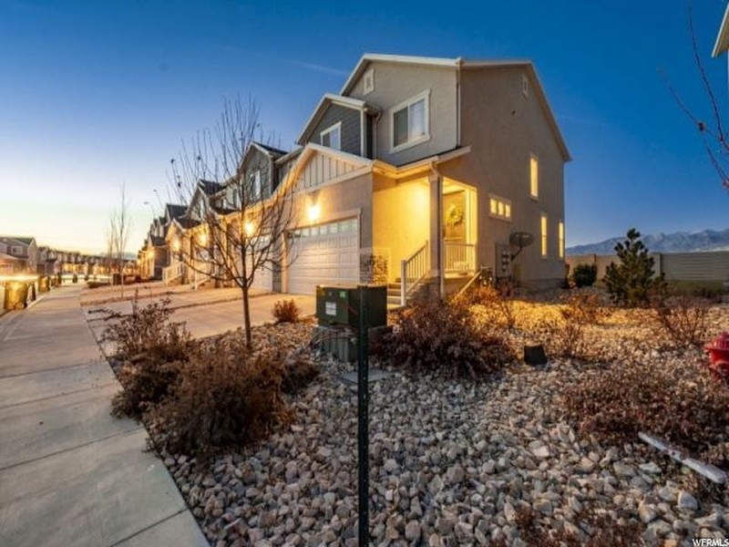 Vineyard Single Room: 132 W Silver Springs Dr
