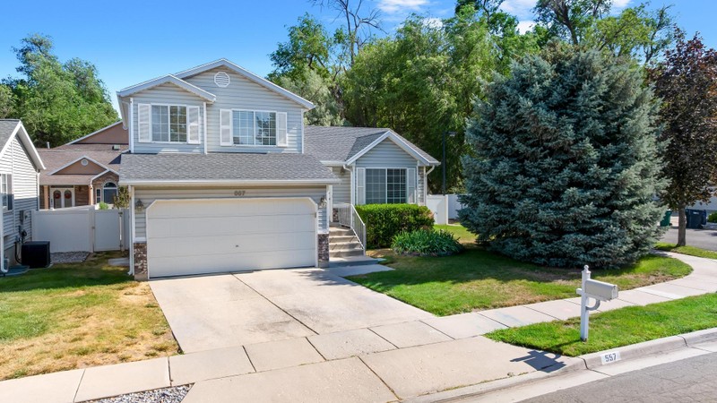 Sandy House: 557 E 8240 S