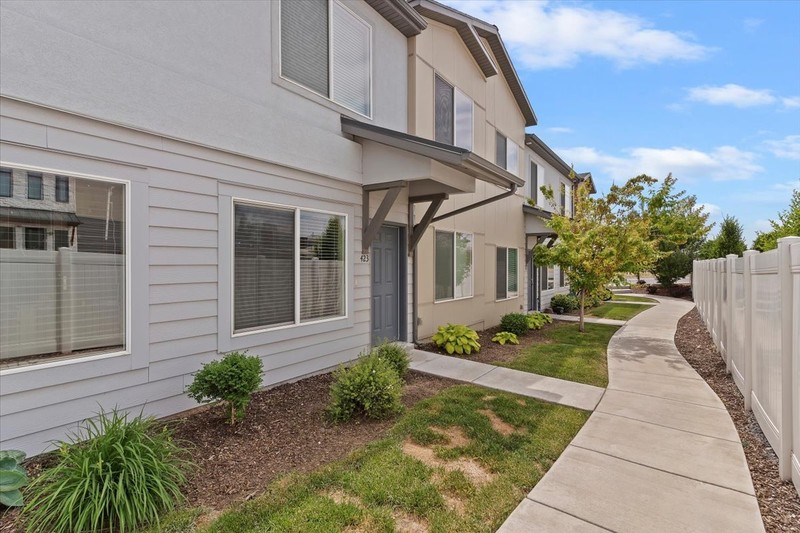 Clearfield Townhome: 423 E Penny Ln