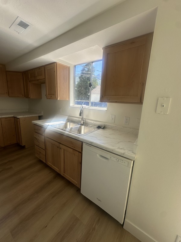 Sandy House: 2704 E Creek Rd