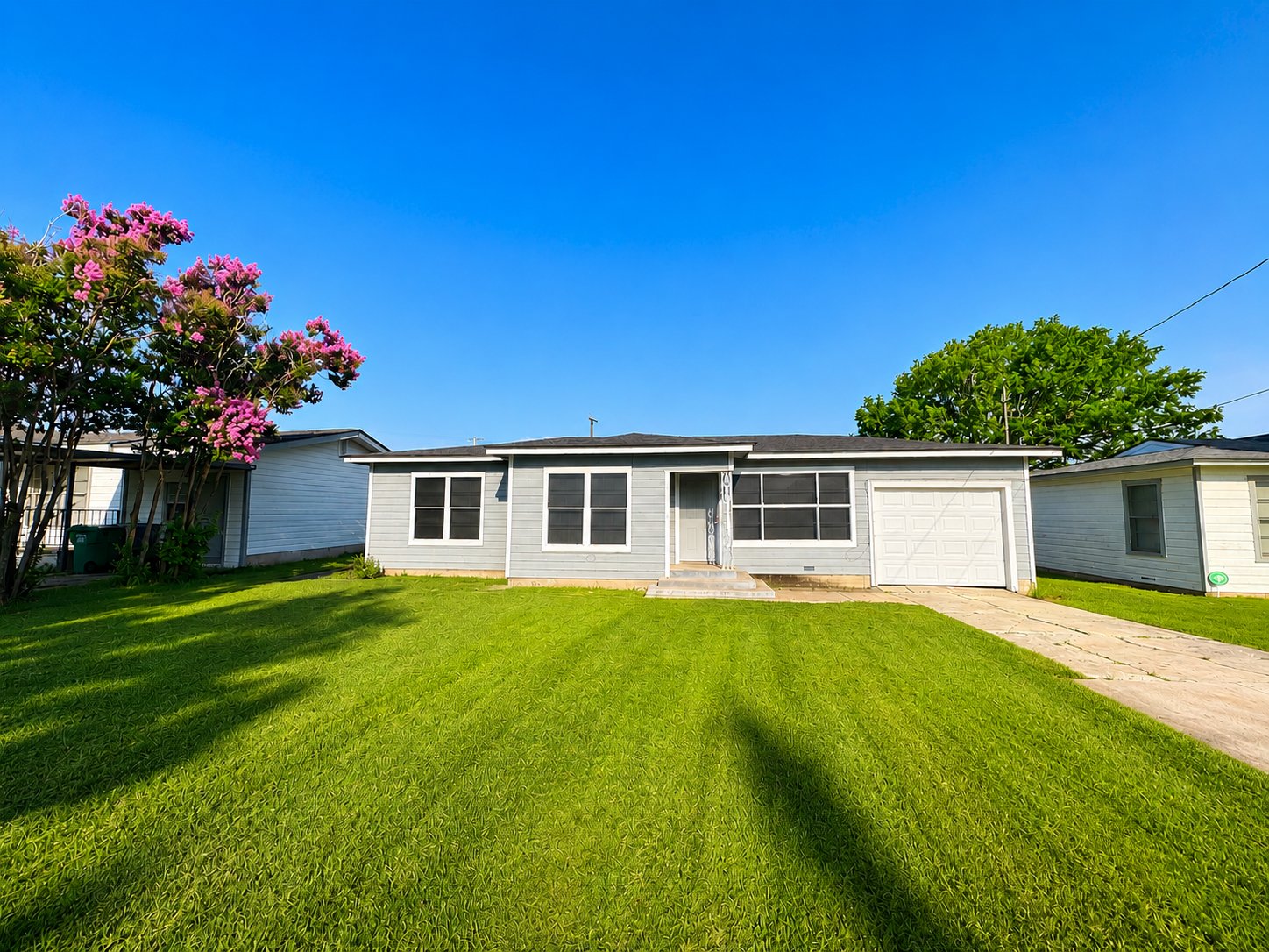 White Settlement House: 125 N Mcentire Ct
