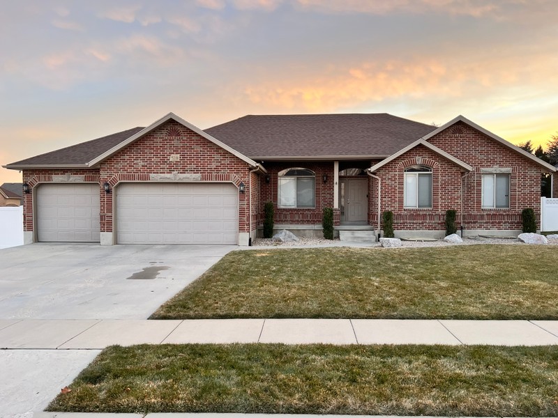 South Jordan House: 3231 W 10755 S