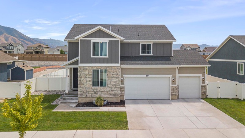Tooele House: 247 W Box Creek Dr