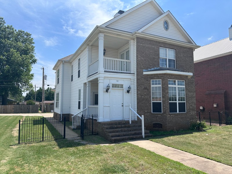 Stillwater House: 121 W Lakeview Rd
