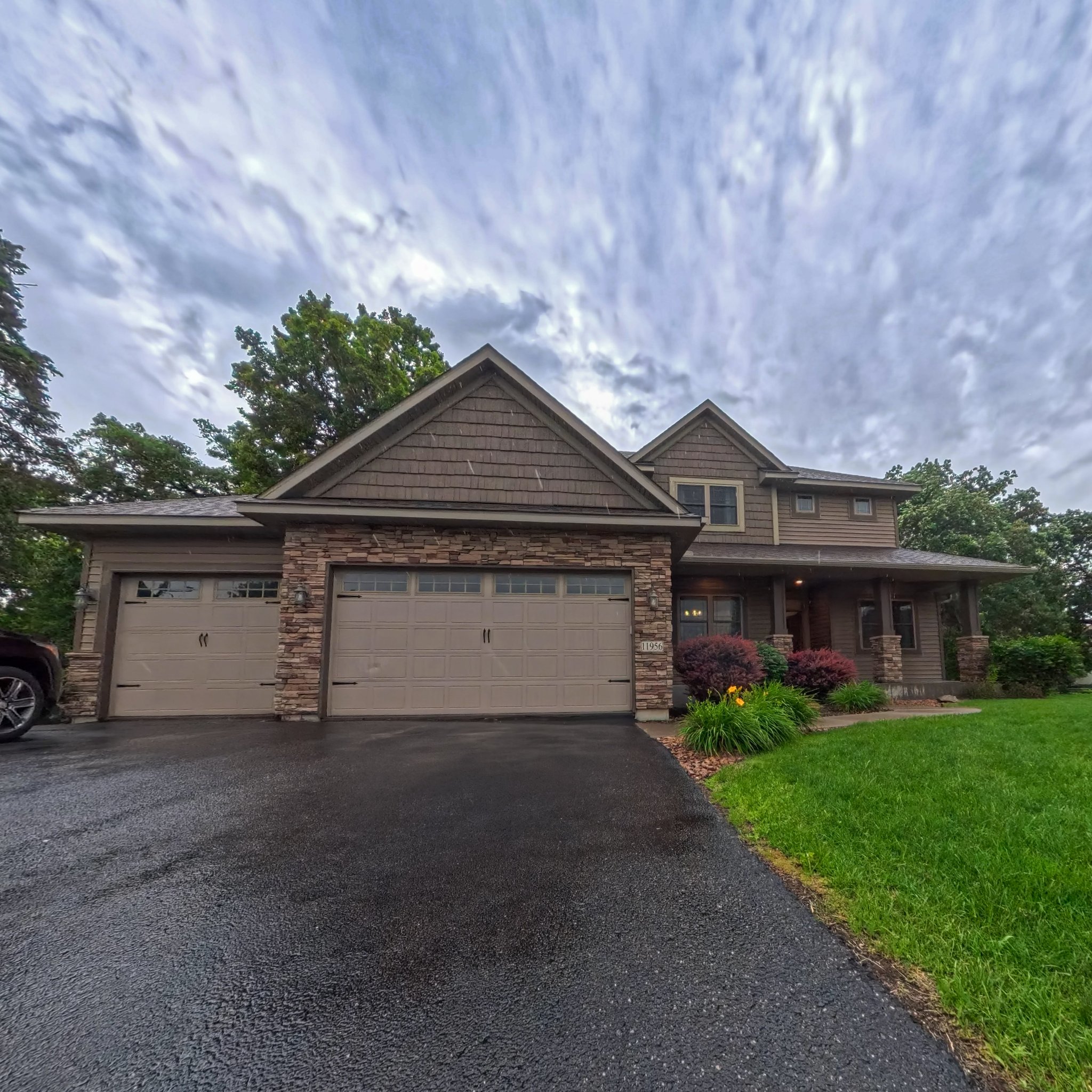 Champlin House: 11956 Castle Rock Court N