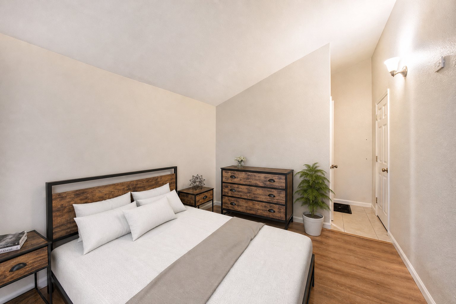 St Petersburg Single Room: 3216 71st Ave N
