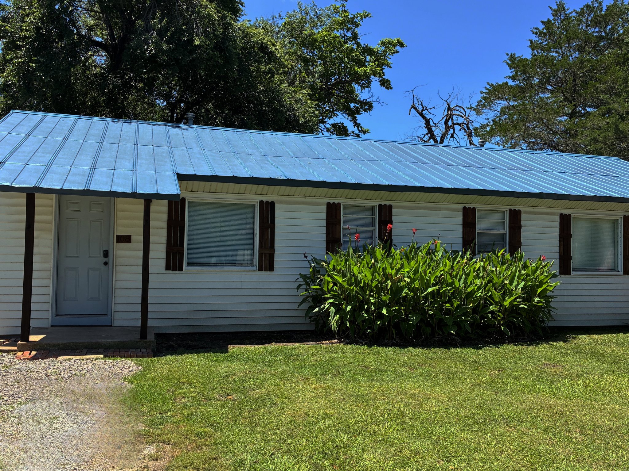 Lexington House: 108 W Beech St