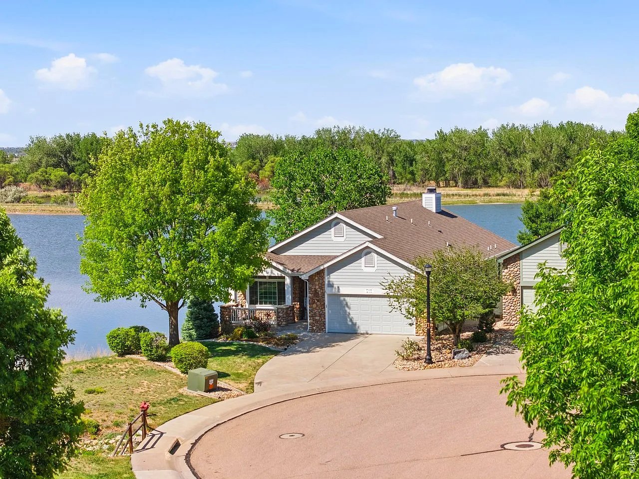 Windsor House: 510 Lakeside Pl